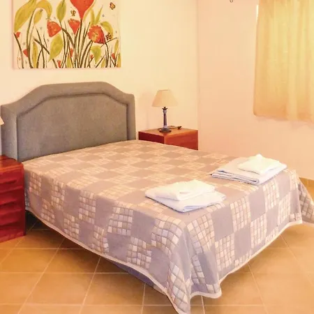 Nice In Guia With 4 Bedrooms, Wifi And Outdoor Swimming Pool