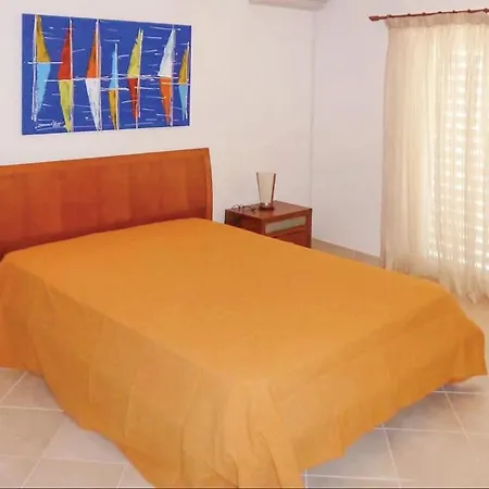 Nice In Guia With 4 Bedrooms, Wifi And Outdoor Swimming Pool